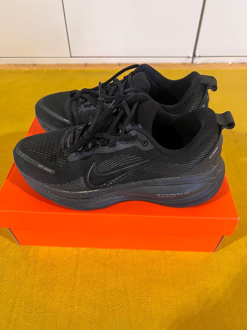 ナイキ ボメロ18 NIKE VOMERO18 オールブラック　27.5cm