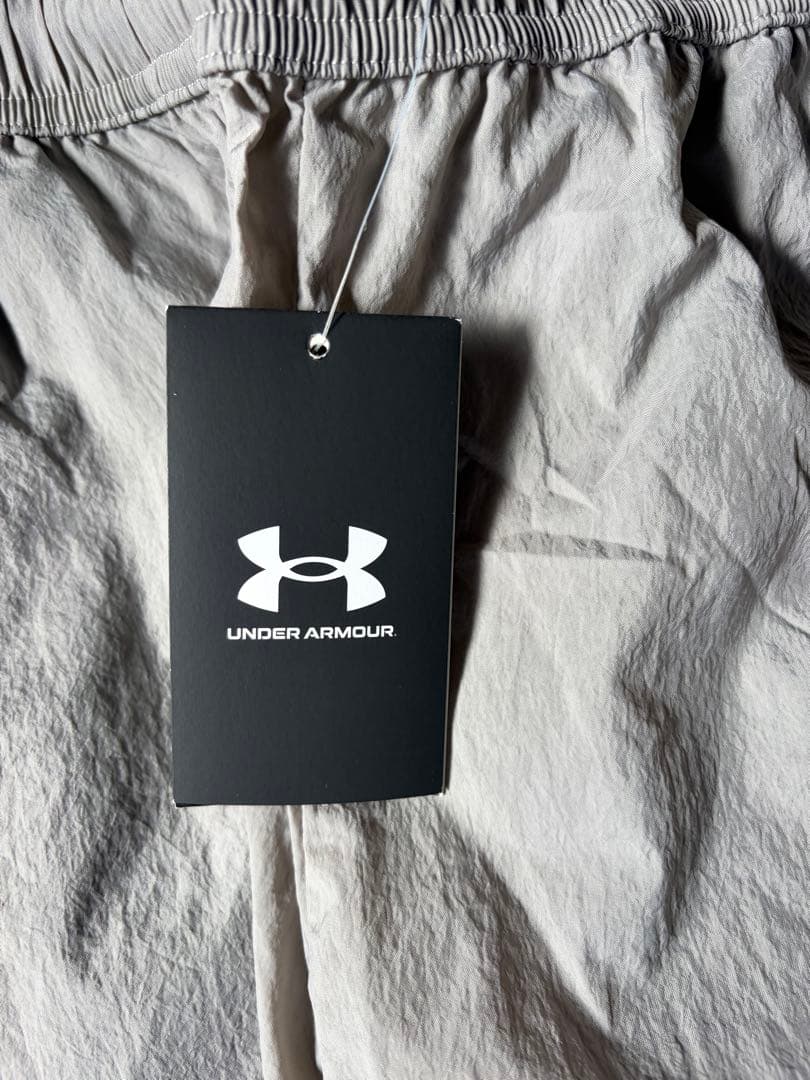 新品　Under Armour ウーブンショートパンツ 2色セット