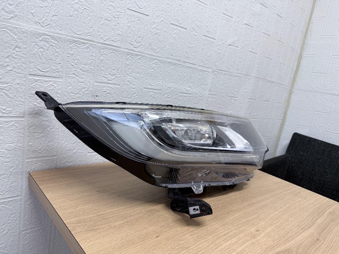 美品/キズ無　フリード　GB7　LEDヘッドライト左右セットスンレーW2172