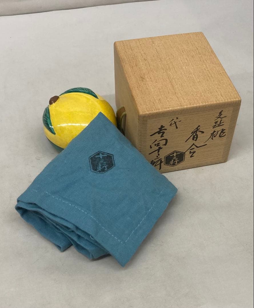 B598b「交趾 桃香合」八代吉向十三軒作　共箱共布　香道具　茶道具