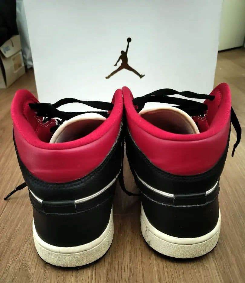 Nike Air Jordan 1 MIDブラック/ホワイト/レッド箱付き