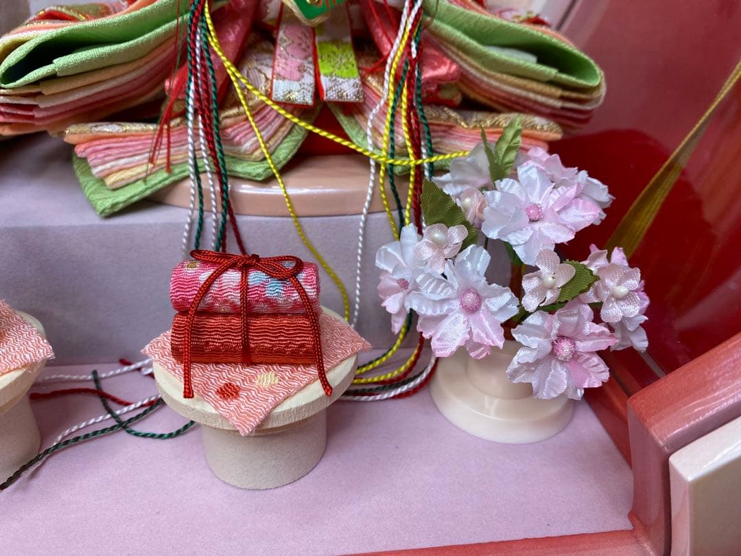 雛人形　桜型アクリルケース入り親王飾り・間口約４６×奥行約２５×高さ約４１㎝