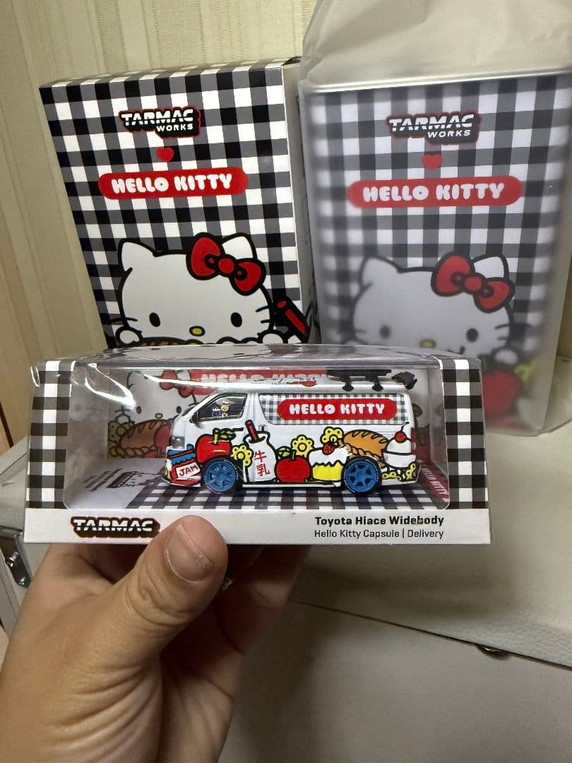 Tarmacworks x Hello Kitty トヨタハイエースワイドボディ