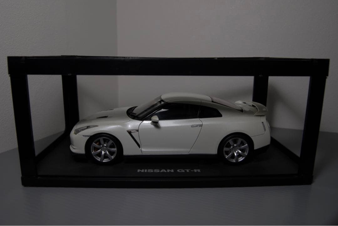 オートアート 日産 35 GTR 白 1/18 ミニカー