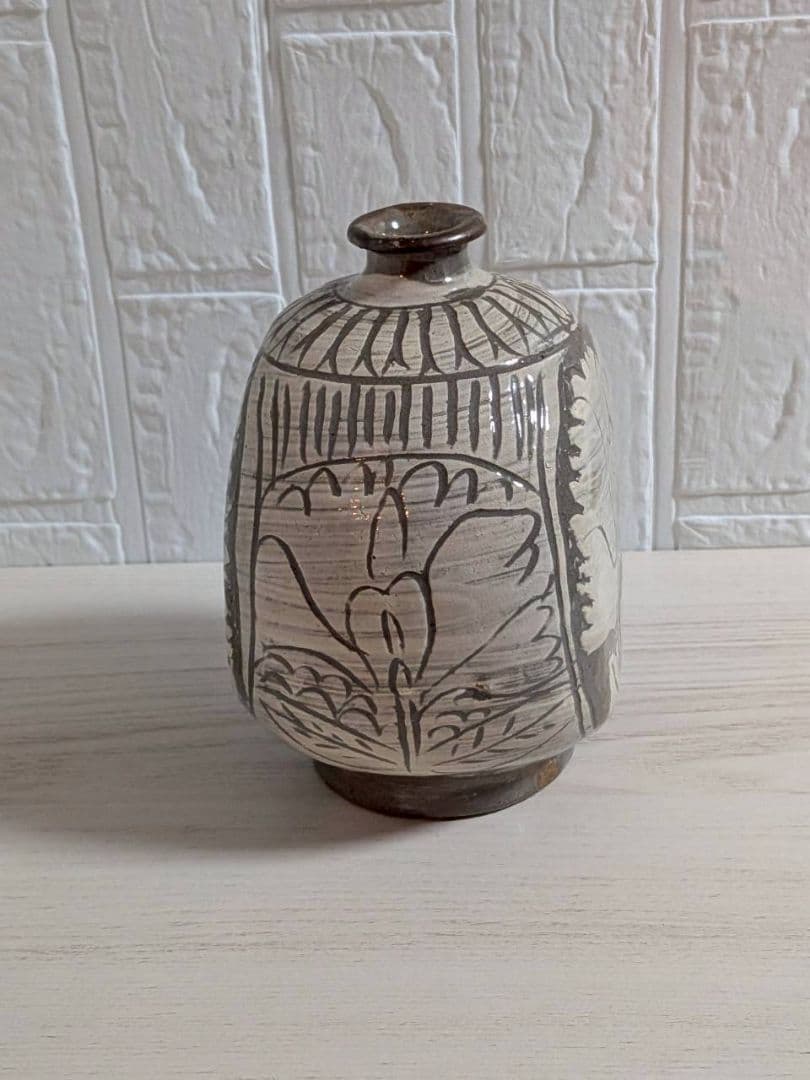 李朝？　粉青沙器　扁壺　牡丹文様　花器　花瓶　一輪挿し