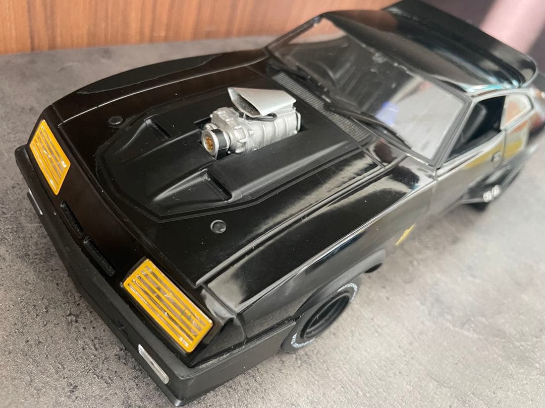 グリーンライト　1/18　マッドマックス　V8 インターセプター
