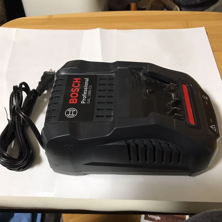 ボシュ製充電器18Vです。
