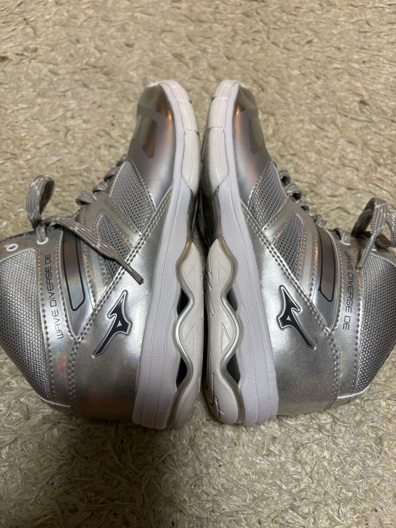 美品　MIZUNO　ウェーブダイバースDE　シルバー　23.5cm　レアカラー