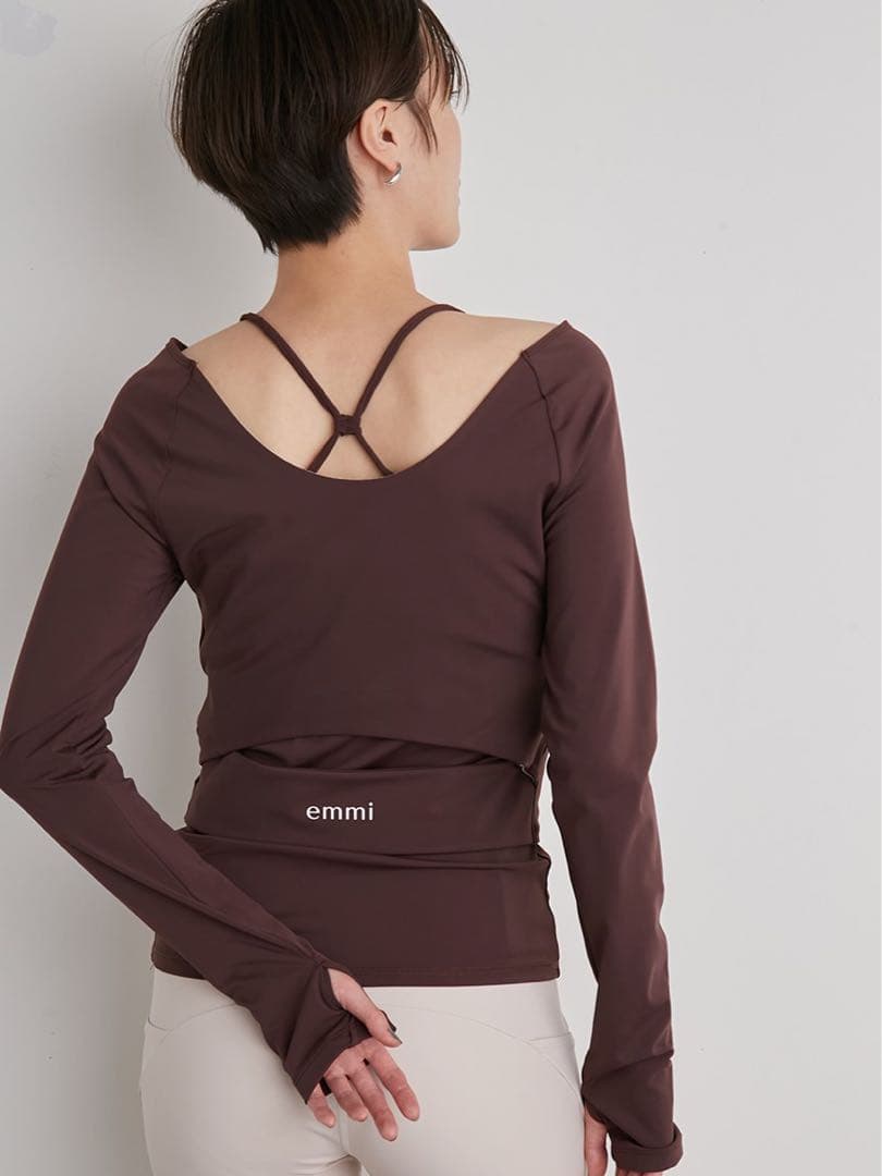 emmi yoga新品紙タグ付き⭐️サステナレッチデザインプルオーバー水陸両用
