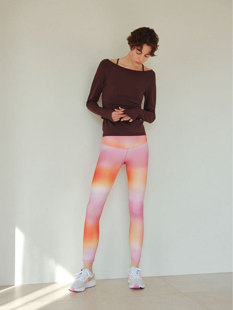 emmi yoga新品紙タグ付き⭐️サステナレッチデザインプルオーバー水陸両用