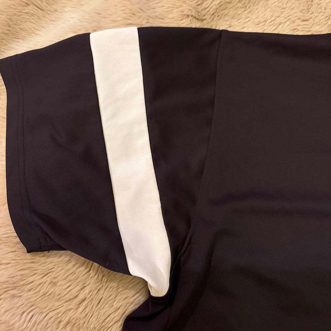 黒の半袖シャツ Bのロゴ付き