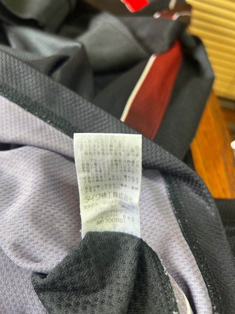 ダイワ精工（株）製　SPECIAL フィッシングウェア ハーフジップ 黒/赤