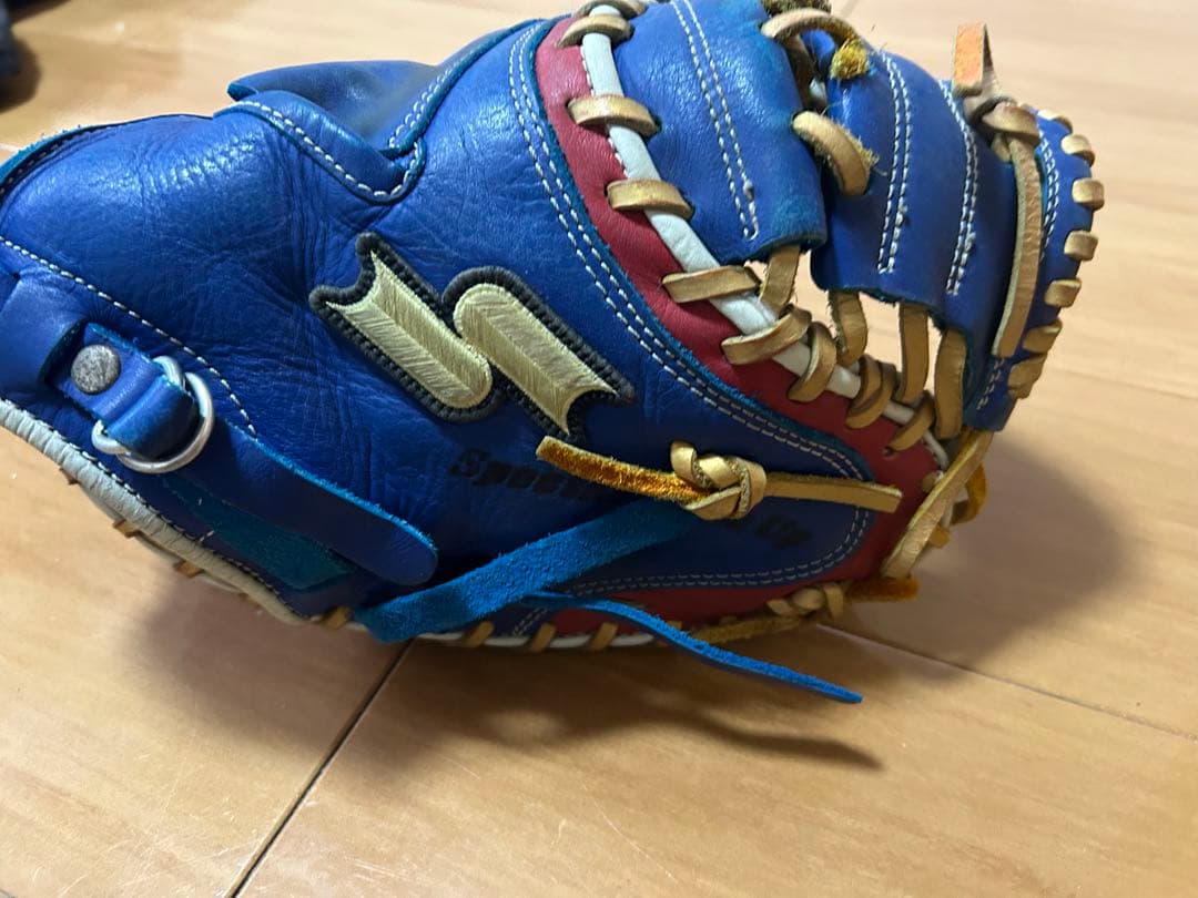 軟式野球グローブ 青と赤のレザー製