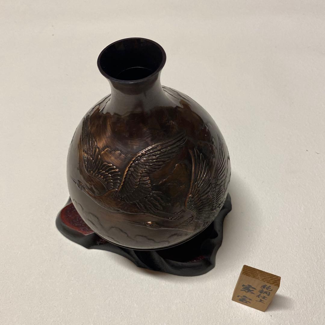 銅製 飛翔する鶴 花瓶 木製台座付き