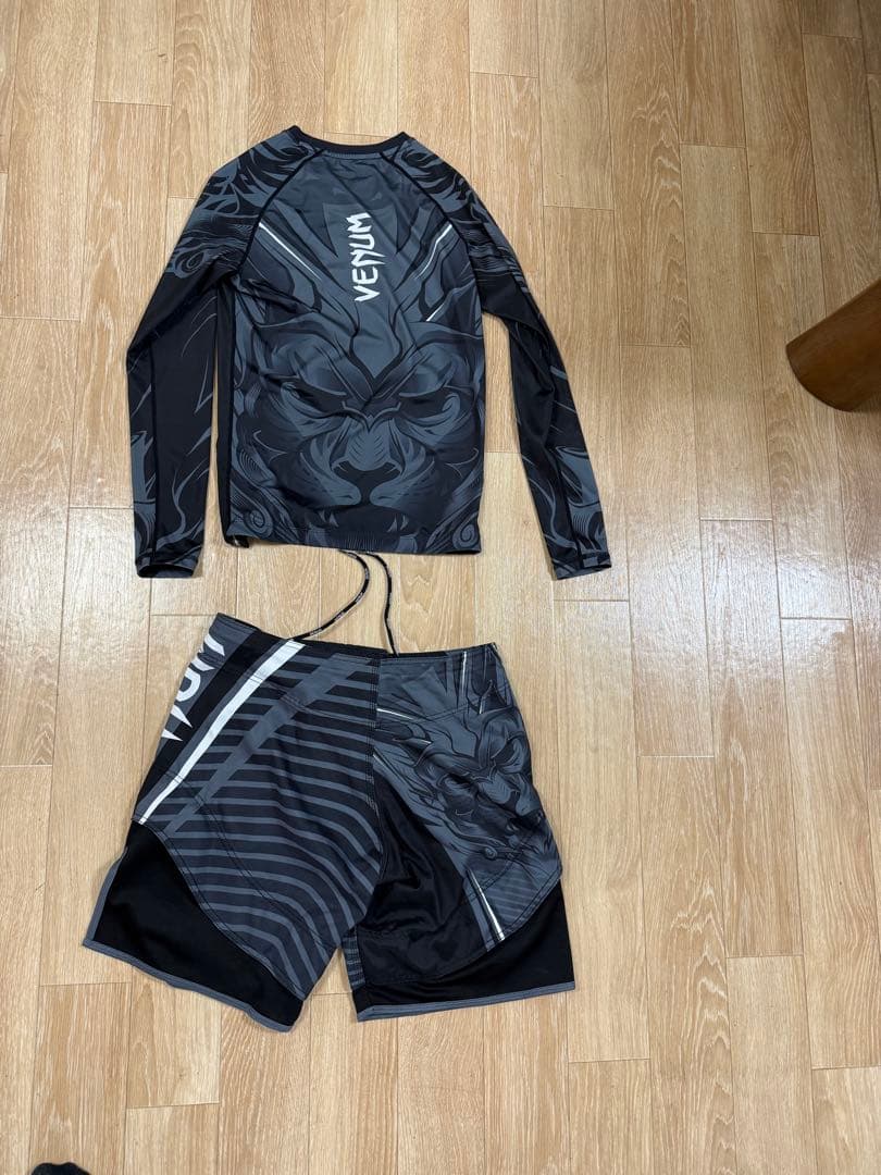 美品　Venum セットアップ　ラッシュガード　ショーツ