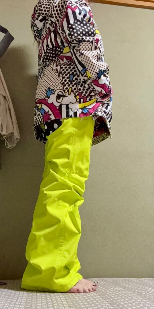カラフルなスノーボードウェア上下セット
