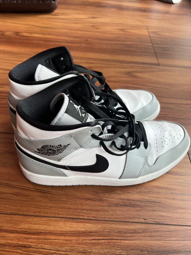 モモ　Nike Air Jordan 1 Mid ホワイト/グレー/