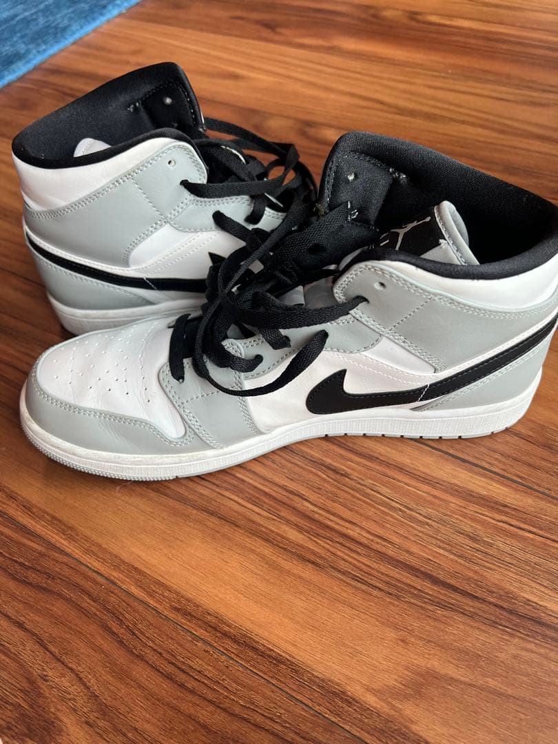 モモ　Nike Air Jordan 1 Mid ホワイト/グレー/