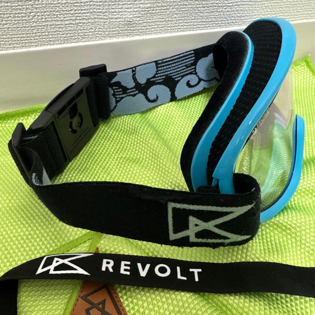 REVOLT スノーゴーグル 調光レンズ 太陽の光で色が変わります！