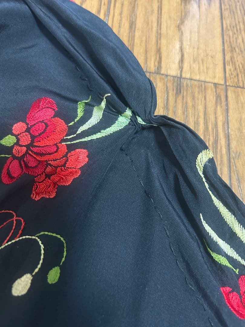 フラメンコ衣装 大判マントン 花柄刺繍 黒地 フリンジ付