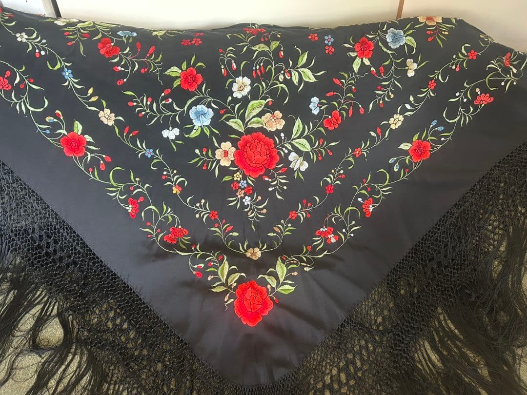 フラメンコ衣装 大判マントン 花柄刺繍 黒地 フリンジ付