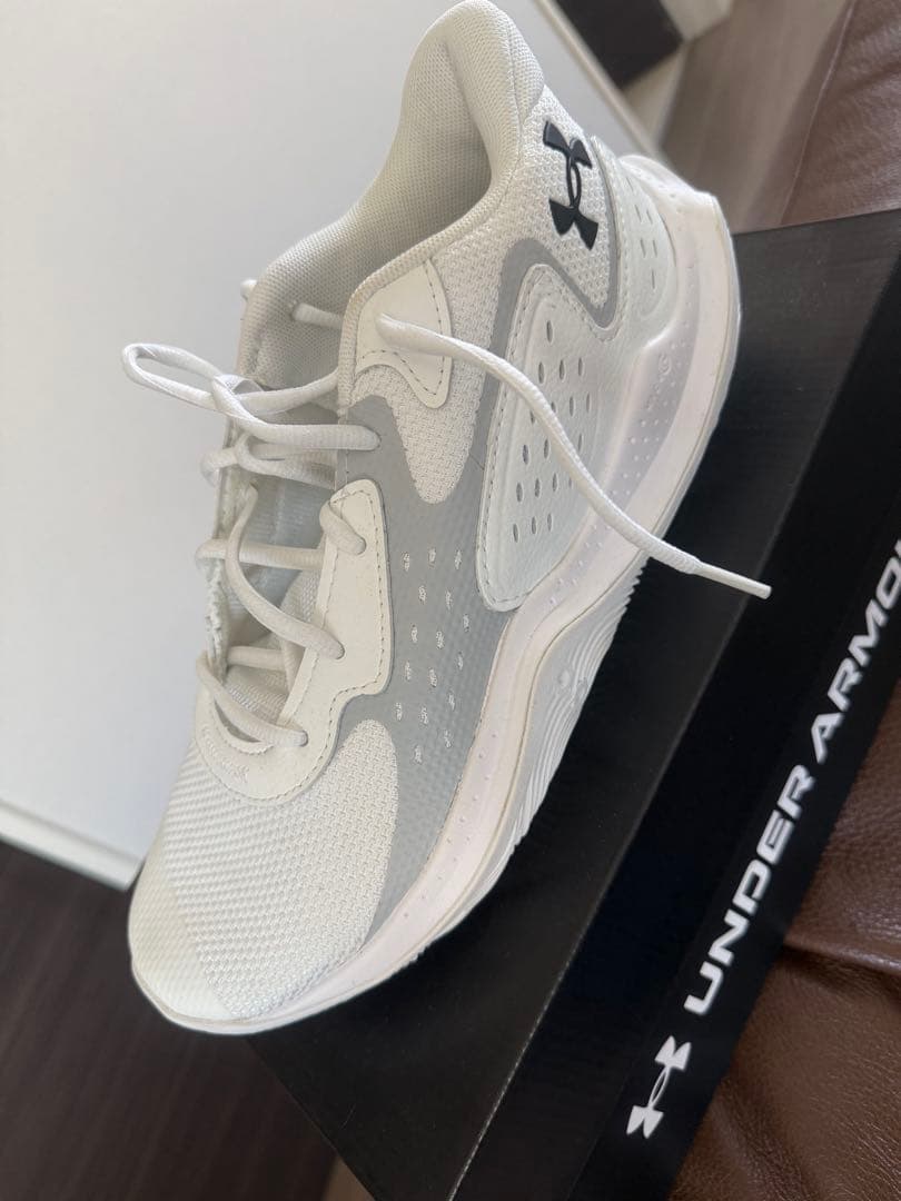 UNDER ARMOUR バスケットボールシューズ ホワイト　27.0センチ