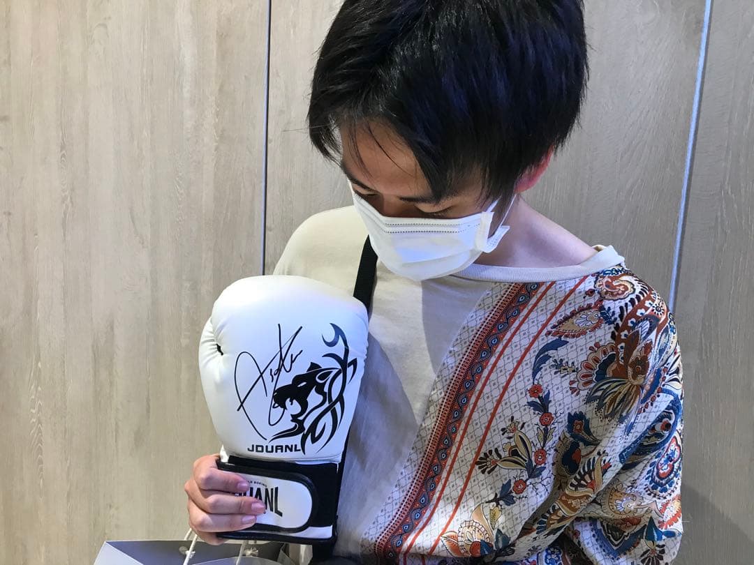 UFCファイター朝倉海選手の直筆サイン入りグローブ