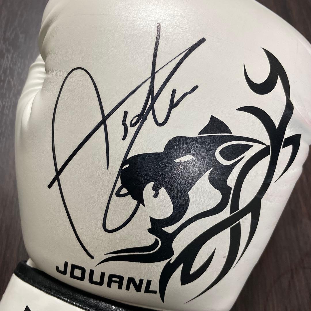 UFCファイター朝倉海選手の直筆サイン入りグローブ
