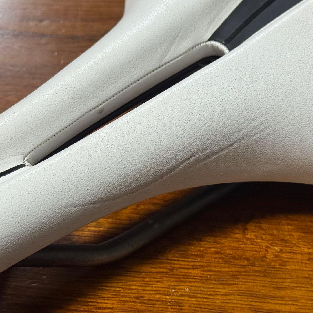 fi'zi:k Antares R3 Open LARGE White サドル