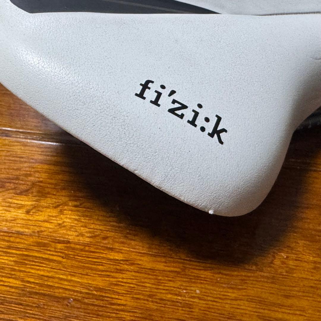 fi'zi:k Antares R3 Open LARGE White サドル
