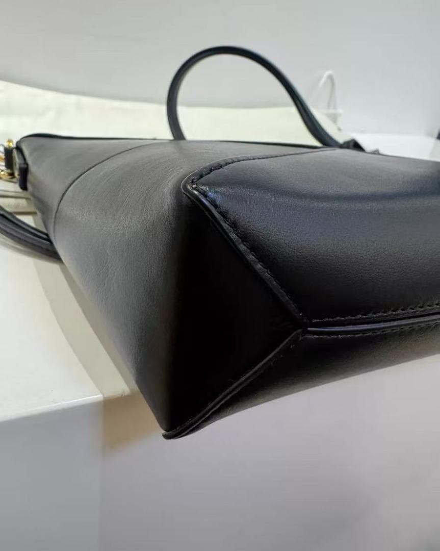 LOEWE ブラックレザーショルダーバッグ