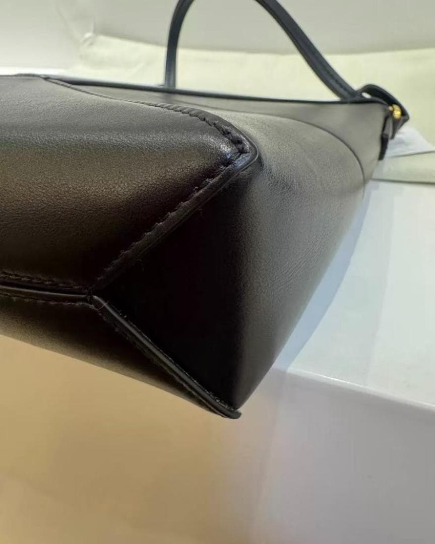 LOEWE ブラックレザーショルダーバッグ