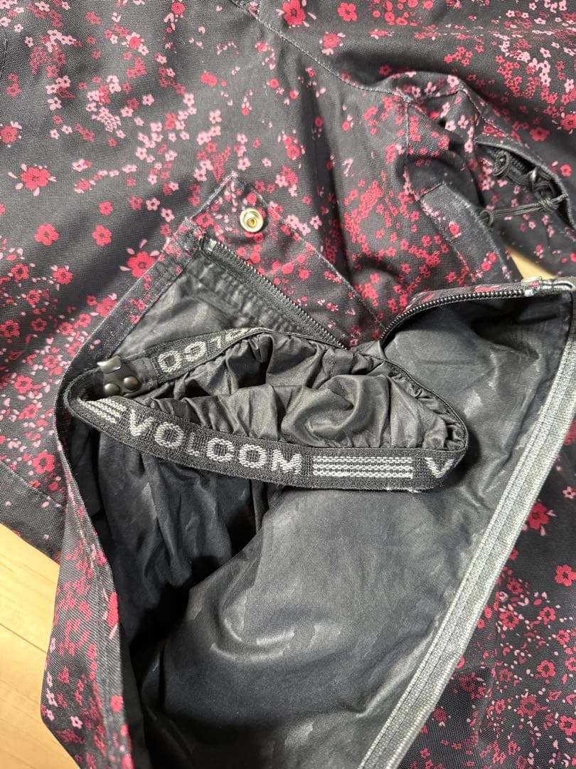 VOLCOM スノーボード オーバーオール 黒赤花柄