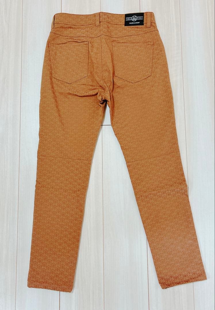 【マークアンドロナ】ブラウン ロゴ模様入りストレッチパンツ