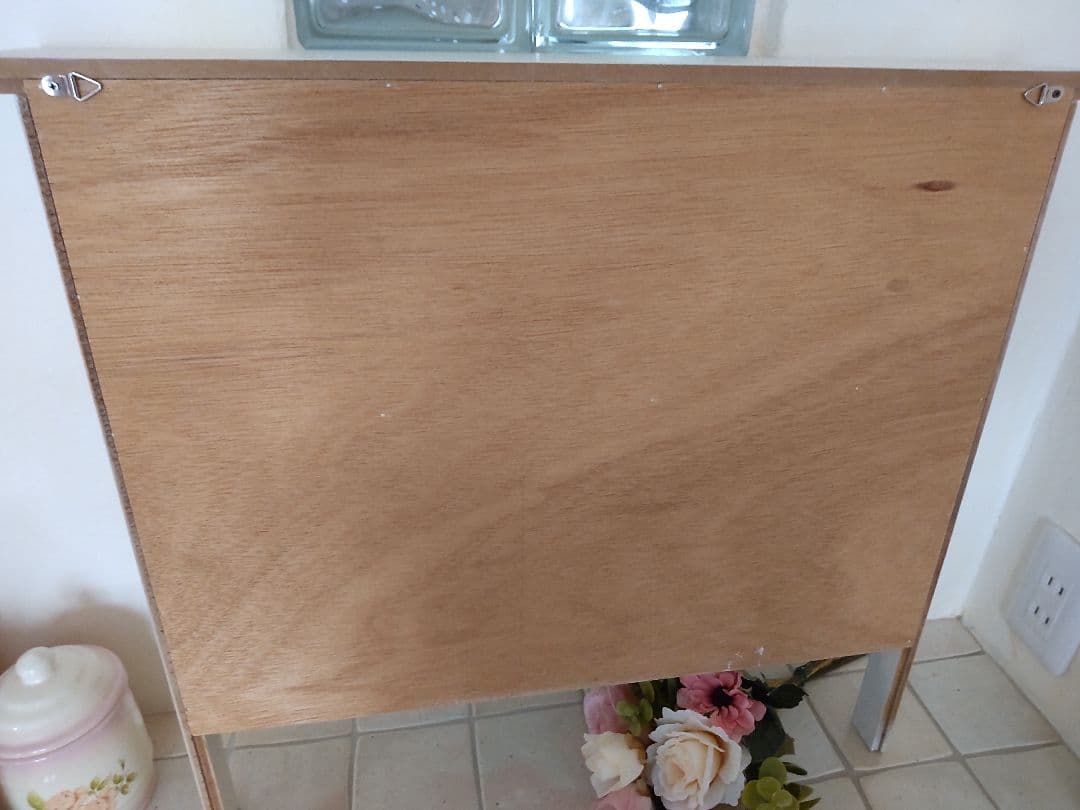 イマン　木製　ホワイトカップボード　壁掛けディスプレイシェルフ　未使用