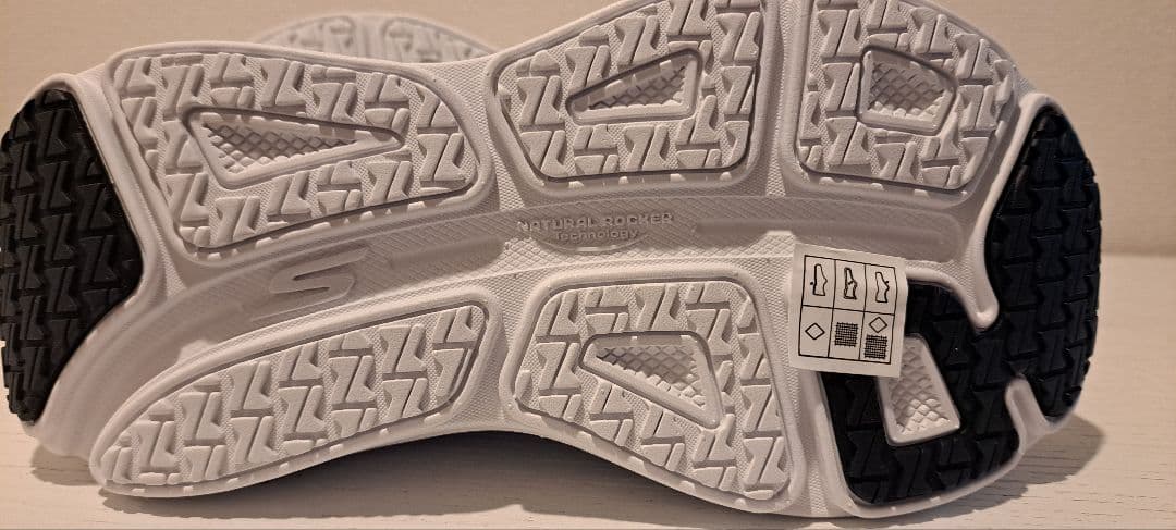 SKECHERS MAX CUSHIONING ホワイト