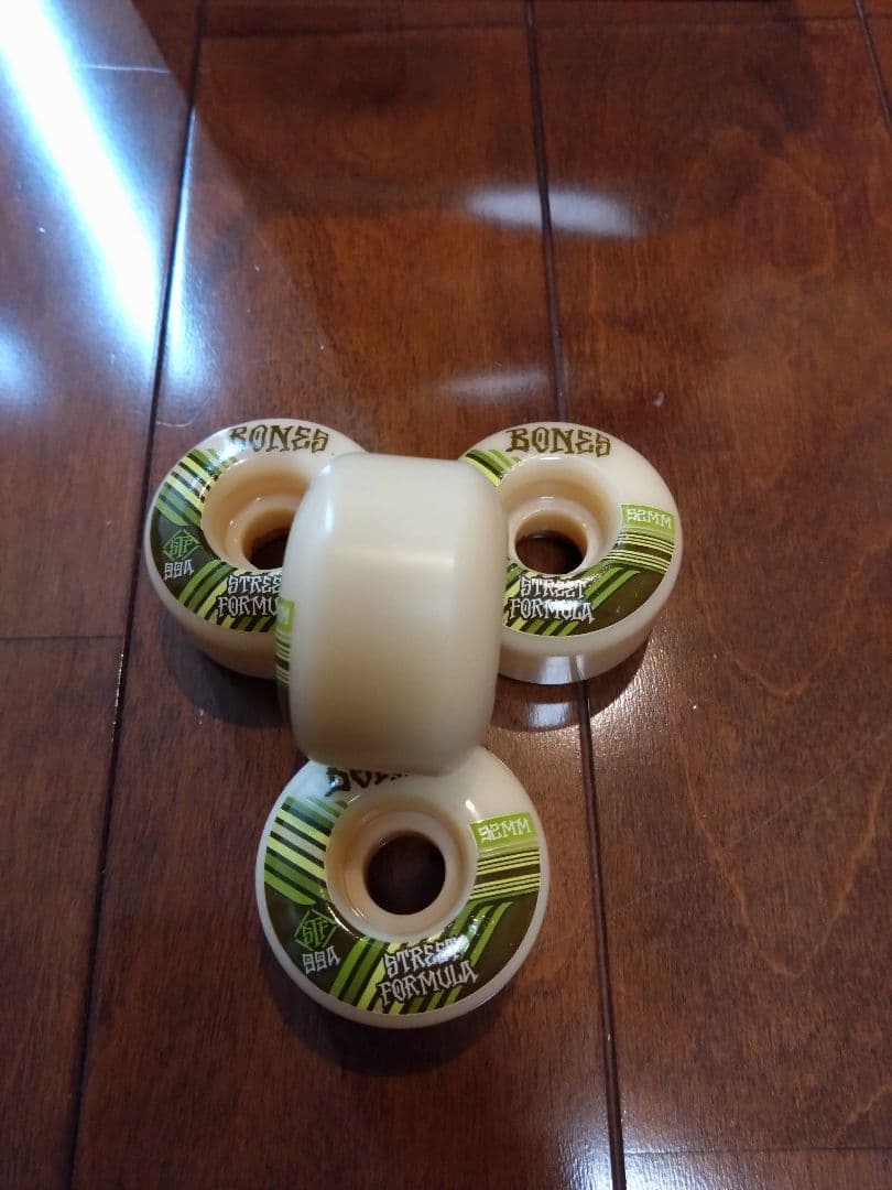 スケートボード BONES Street Formula 52mm99A V4 WIDE