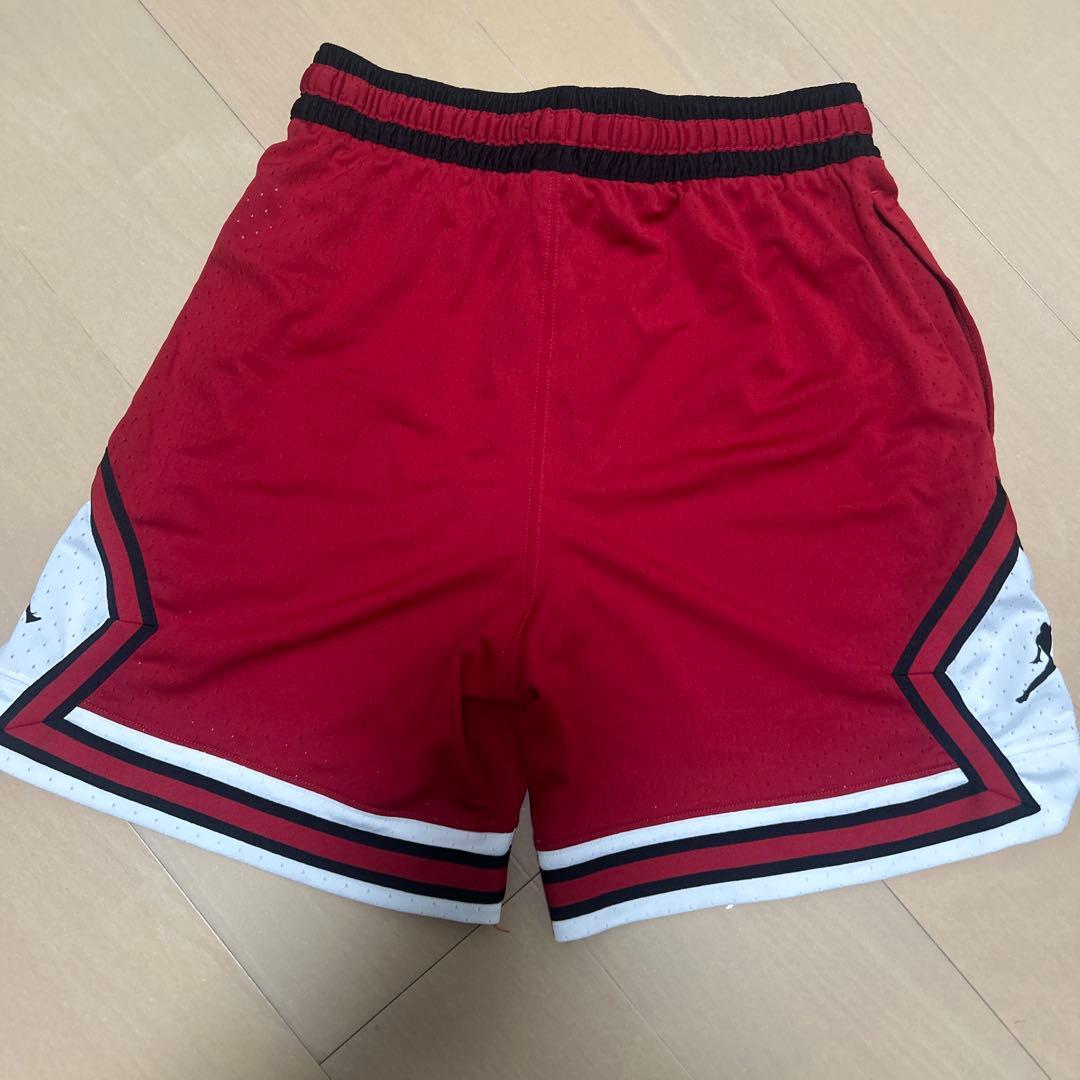 ジョーダン ロゴ付き レッドショートパンツ