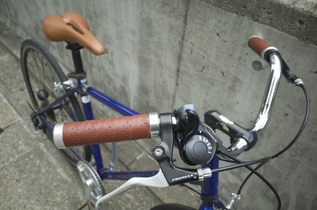 【福岡市現地引取限定】街乗りカスタムクロスバイク（新品パーツ多数）