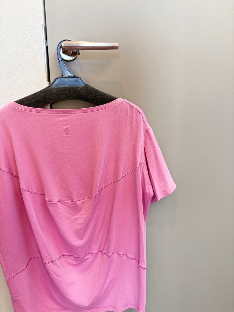 【人気】ルルレモン　バックインアクション半袖　ピンク