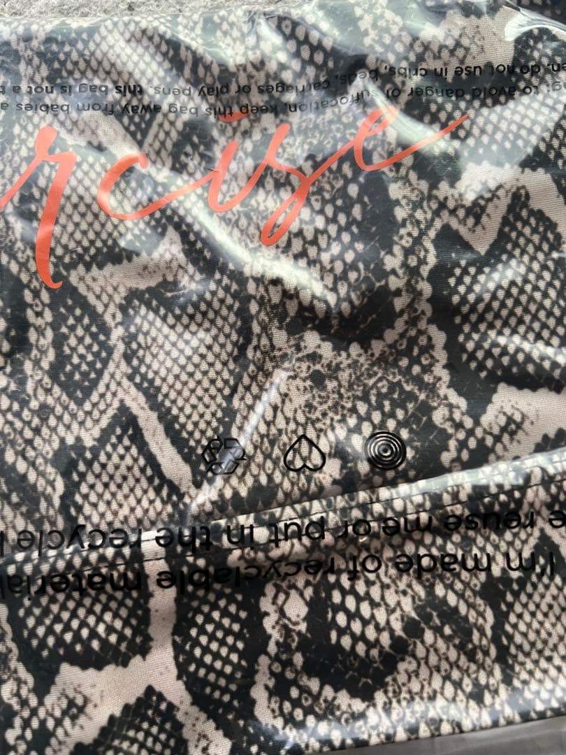 新品　onzie トップス　蛇　ジャザサイズ　M/Lサイズ